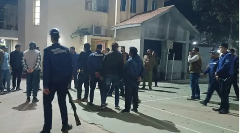 রাতে বিচারকের বাসায় ককটেল হামলা 